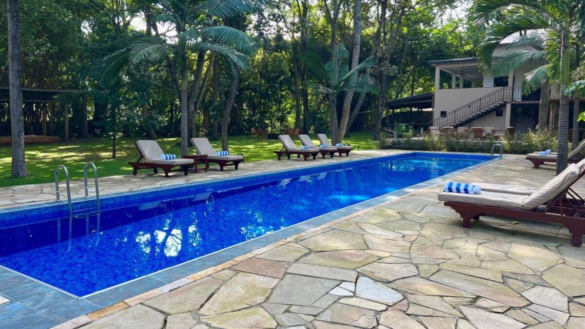 room-pool-grounds-01