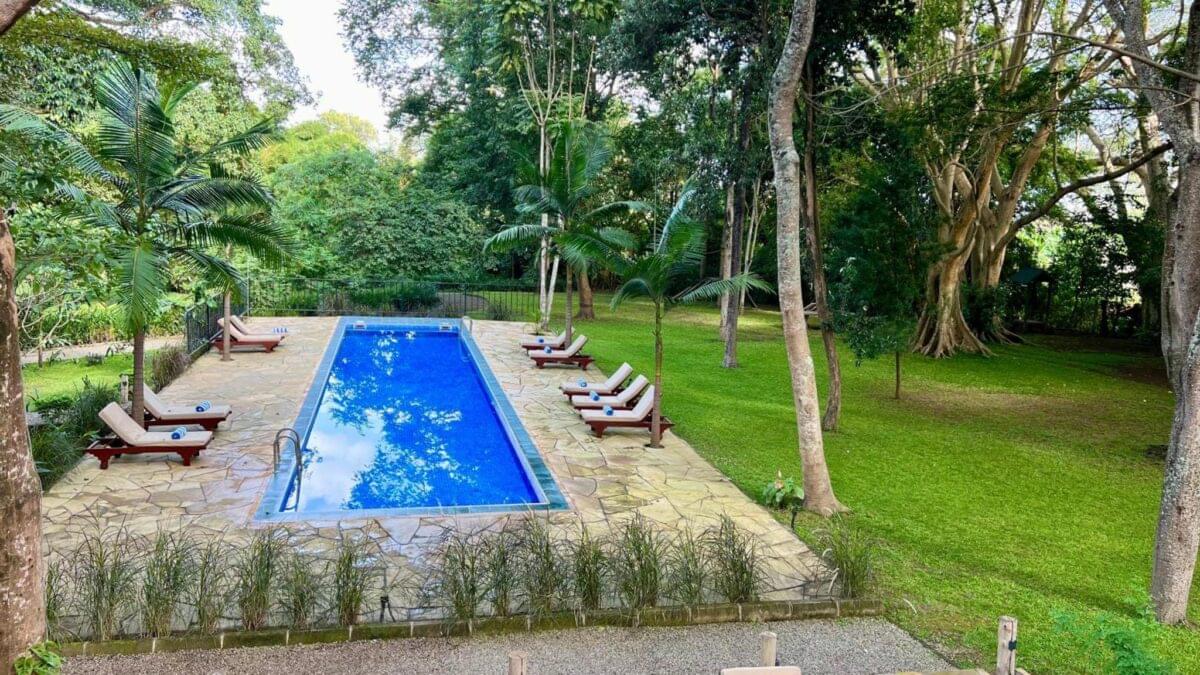 room-pool-grounds-02