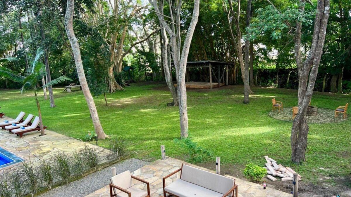 room-pool-grounds-04